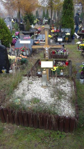 opieka nad grobami - Warszawa W�lka W�glowa - grób przed sprzątaniem